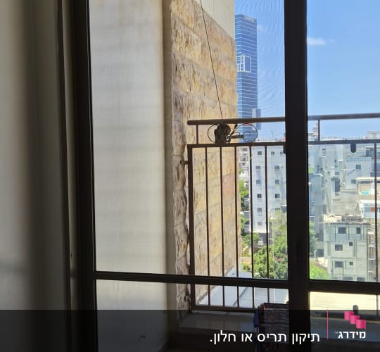 מרפסת עם דלת זכוכית ונוף עירוני